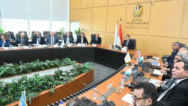 اجتماع وزير الإسكان والمرافق والمجتمعات العمرانية  شريف الشربيني