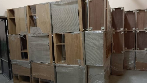  أثاثًا مكتبيًا