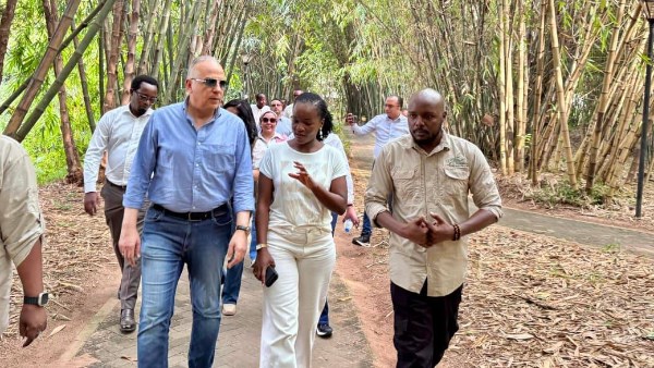 وزير الري يزور محمية نيانديونغو في كيجالي مع وزيرة البيئة الرواندية