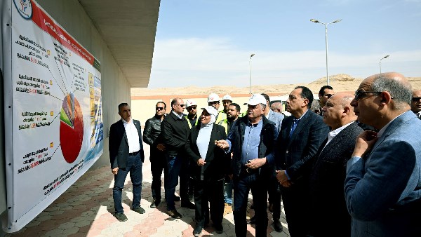 رئيس الوزراء يتفقد محطة معالجة الصرف الصحي الثلاثية "بني حسن الشروق"
