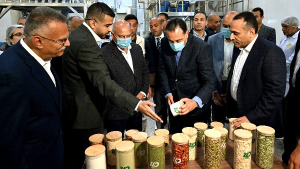 رئيس الوزراء يتفقد مصنع الشركة المتحدة لتجفيف الحاصلات الزراعية
