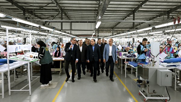 رئيس الوزراء يتفقد مصنع "الجيزة للملابس الجاهزة" بمحافظة المنيا