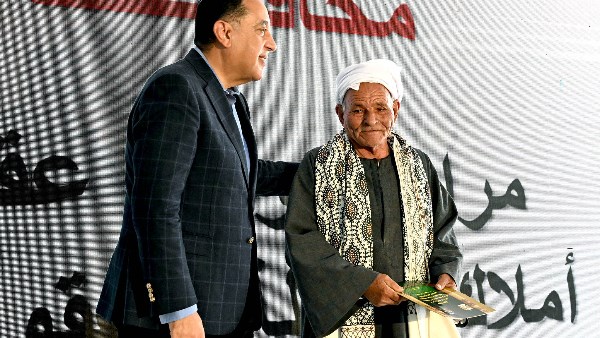 تسليم عقود وحدات السكن البديل بالمنيا من زيارة اليوم لـ رئيس الوزراء