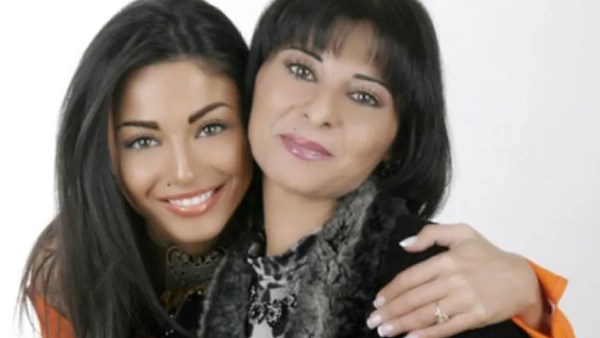 دوللي شاهين ووالدتها 