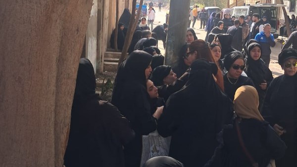 شقيقة رضا البحراوي في جنازة والدتها 