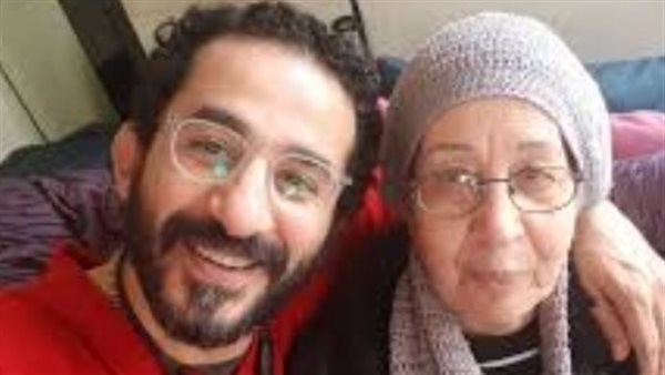 أحمد حلمي ووالدته