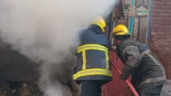 النيابة تطلب تقرير المعمل الجنائي بشأن حريق مخزن خردة في أبو النمرس