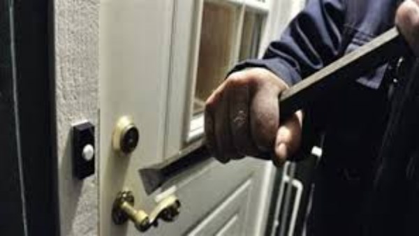 مشاجرة داخل ميكروباص تتطور لاعتداء بسكين على ربة منزل بالطالبية