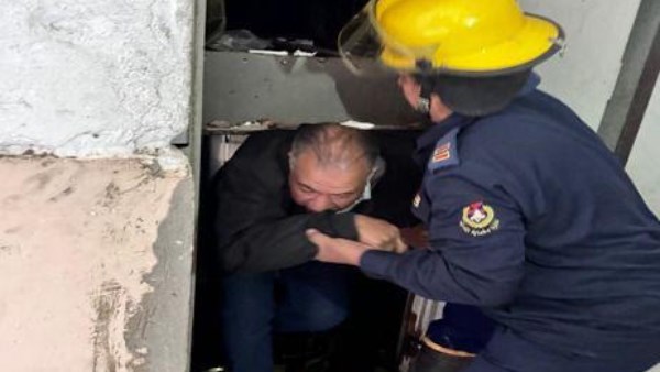 إنقاذ مواطن احتجز  داخل مصعد بالفيوم