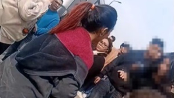 مشاجرة عنيفة بين مجموعة فتيات في أحد الشوارع