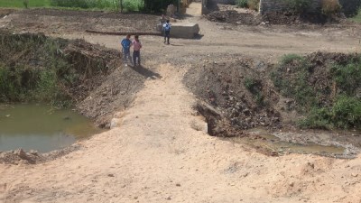 تأمين عبور طلاب نجع تركي لحين إنشاء مشاية آمنة