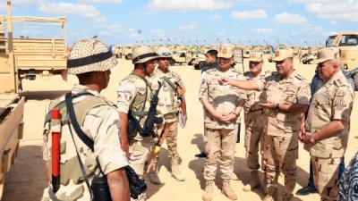 وزير الدفاع يشهد تفتيش حرب لأحد تشكيلات المنطقة الشمالية العسكرية