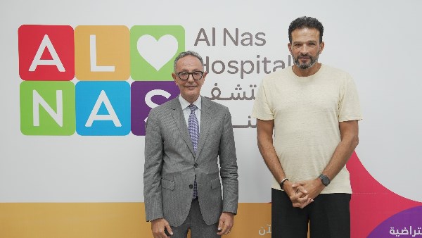 أحمد غنيم في زيارة إنسانية لمستشفى الناس