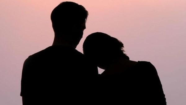 أبناء فنانة شهيرة يتركون منزلها بعد علمهم بارتباطها بشاب في العشرينات |خاص