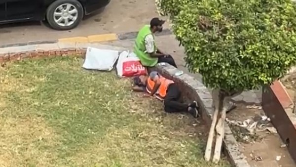 عامل نظافة يلتقط أنفاسه