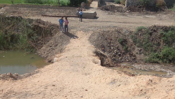 تأمين عبور طلاب نجع تركي لحين إنشاء مشاية آمنة