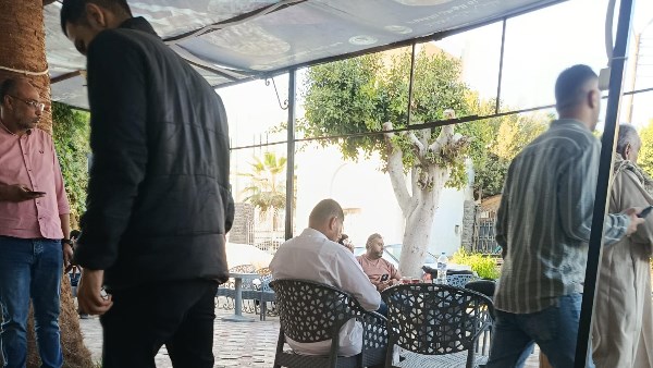 أهالي ضحايا حادث أسيوط الغربي ينتظرون استلام الجثامين بمستشفى سنورس