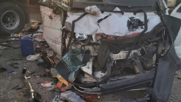 مصرع 6 عمال من سنورس وإصابة 9 في تصادم ميكروباص ونقل بالطريق الأوسطي