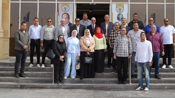 رئيس جامعة جنوب الوادي مع الصحفيين 