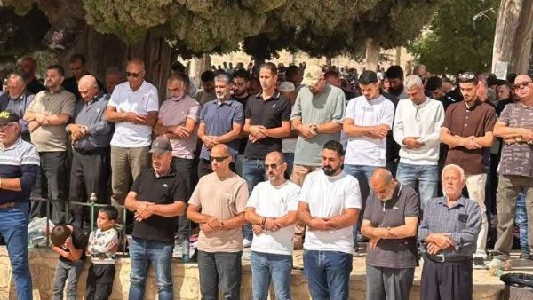 عشرات الآلاف يؤدون صلاة الجمعة