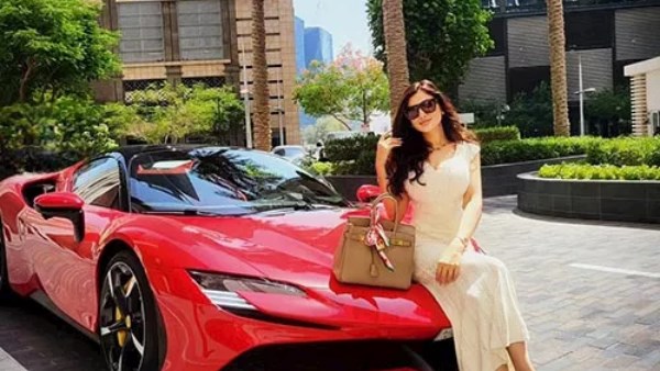 الفنانة مي عمر