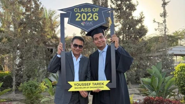 الكاتب الصحفي طارق يونس مع ابنه