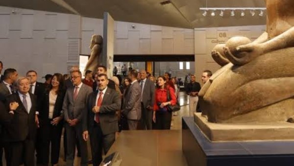 جوتيريش خلال زيارته المتحف المصري الكبير