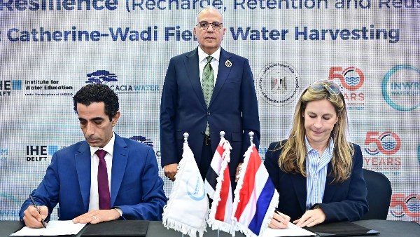 جانب من توقيع بروتكول تعاون  بين الشبكة الإسلامية لتنمية وإدارة مصادر المياه والجانب الهولندي