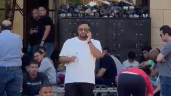 نجل محمد فؤاد في جنازة حفيد ماجد المصري 