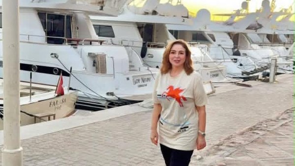 إلهام شاهين أثناء توجهها إلى مهرجان الجونة السينمائي الدولي