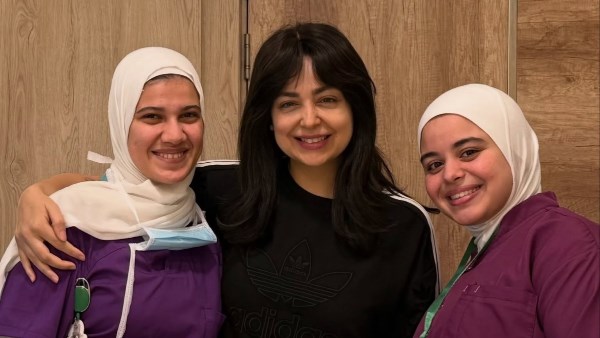 هبة مجدي مع الطاقم الطبي 