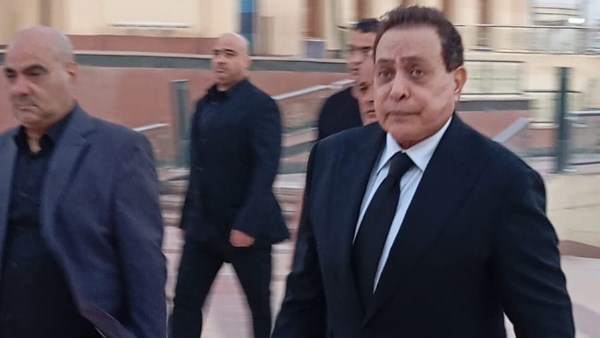 حكيم في عزاء شقيقه 