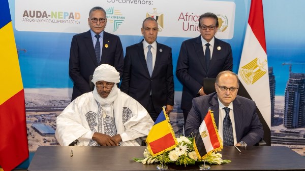 جانب من التوقيع