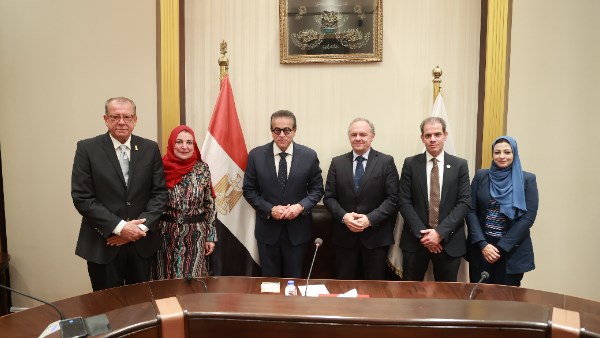 وزير الصحة والسكان 