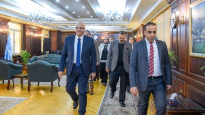 لحظة وصول المحافظ مكتبه 