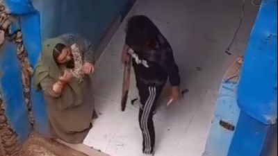 شاب يعتدي على والدته