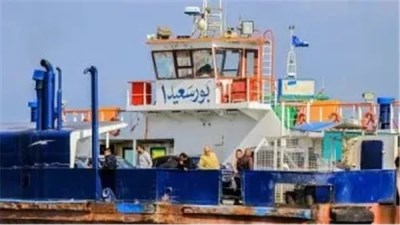 شاب ينقذ فتاة بعد قفزها من معدية ركاب بقناة السويس