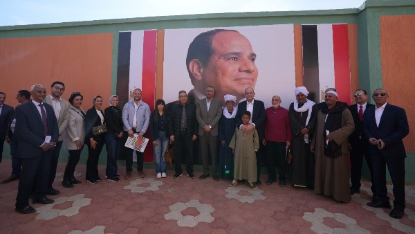 البنك الأهلي المصري يسلم عددا من البيوت والمشروعات الصغيرة للمستفيدين