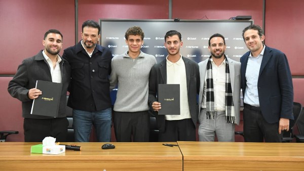 أيمن عباس وحمزة عبدالكريم أثناء توقيع البروتوكول