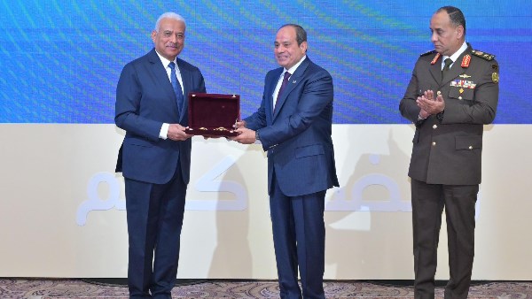 الرئيس السيسي يكرم وزير الدفاع السابق