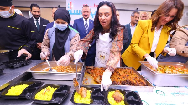وزيرة التضامن تشارك فى إعداد إطعام المحروسة