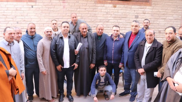 نواب البرلمان مع اهالى المنطقة 