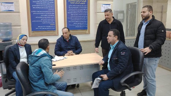 رئيس الحى يستمع لشكاوى المواطنين 