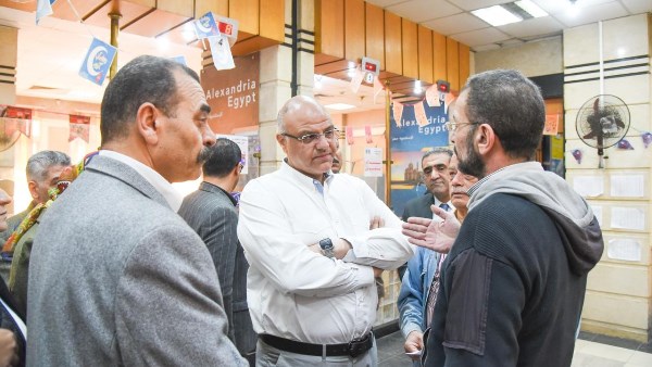 بالصور.. من بحري في الثامنة صباحًا.. محافظ الإسكندرية يتفقد حي الجمرك ويتابع تطوير ميدان المساجد وحلقة السمك