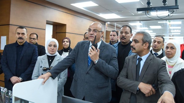 محافظ الإسكندرية يتابع من "مركز السيطرة" رفع درجة الاستعداد بكافة الأجهزة للتعامل مع حالة عدم الاستقرار الجوي