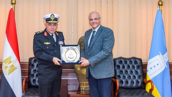 محافظ الإسكندرية يستقبل قائد القوات البحرية بديوان عام المحافظة 