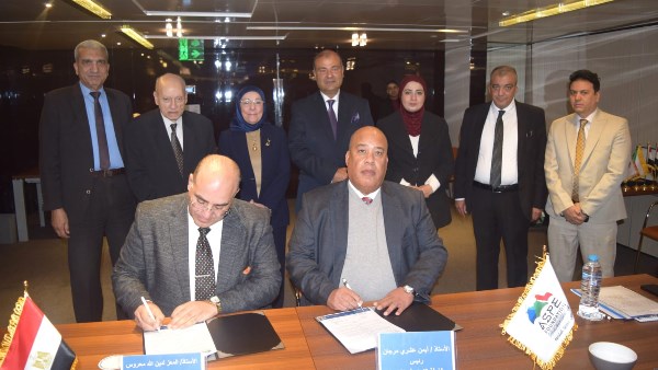 جانب من توقيع البروتوكول