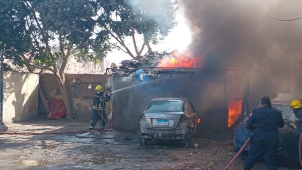 حريق هائل يلتهم عدد من السيارات 