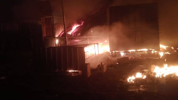  حريق عدد من المحلات بجوار محطة مترو المرج الجديدة 