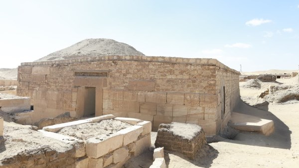 النيابة الإدارية تجري معاينة لمقبرة خنتي كا الأثرية بسقارة